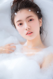 枕边有张脸